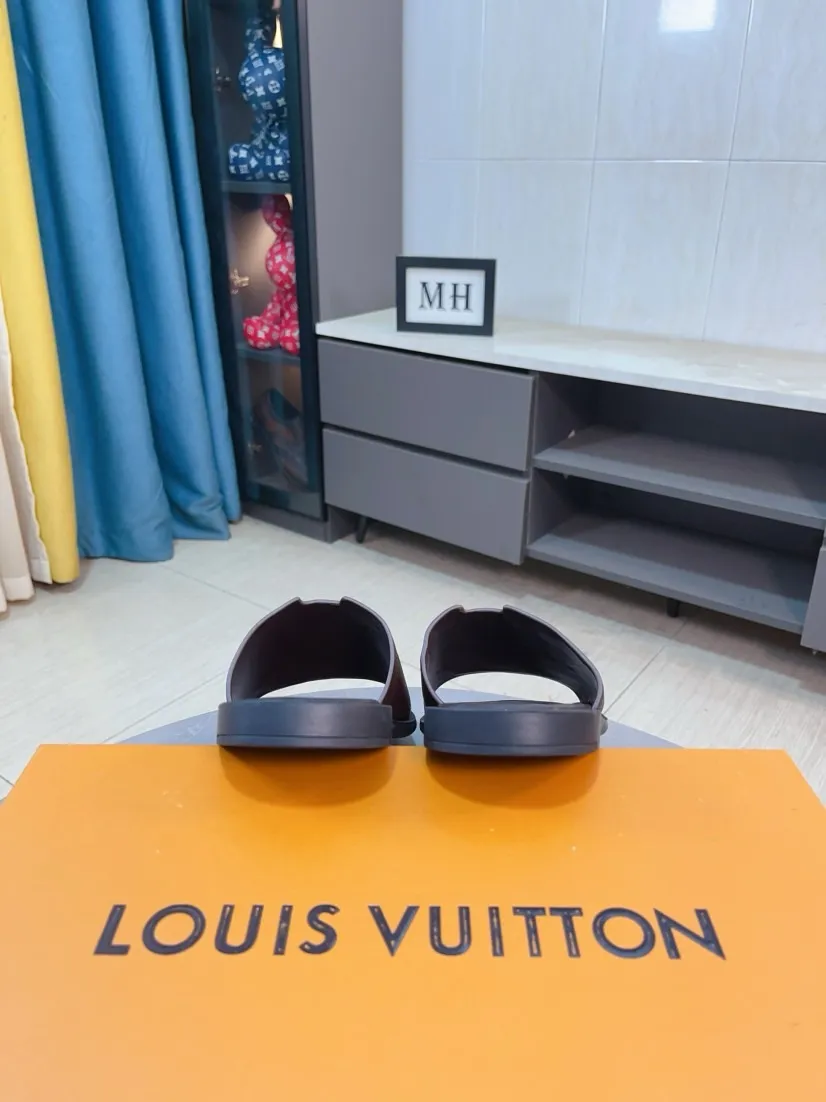 Men's shoes 💰340🌸🌸LV medium men's spring and summer slippers counter synchronization. The uppers are imported cowhide fabrics from Italy, logo graphics and high-quality craftsmanship. Soles: original soles specially provided by the original factory. Exclusive molded soles are super comfortable. Original factory single goods. 🔍🔍High quality. You can enter and exit the counter at will. Welcome to compare. Size 38-45